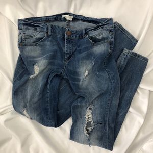 💕HOST PICK💕 Harper Zoe distressed jeans. D114